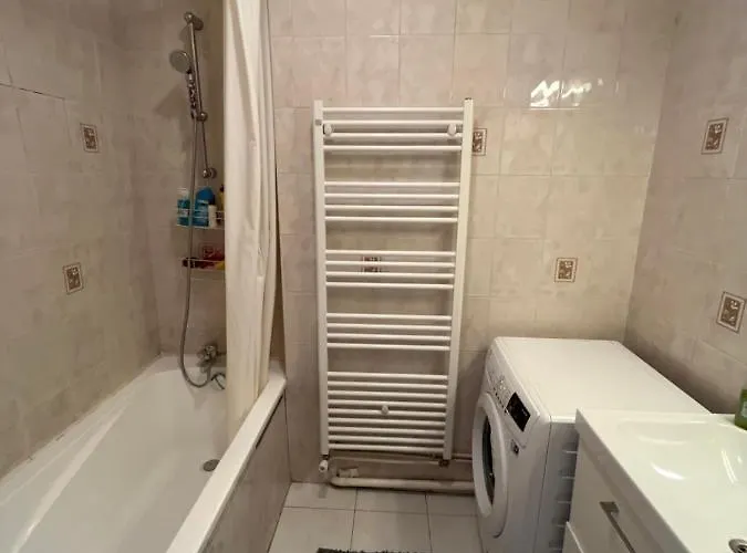 Amazing 1 Bedroom, 30sec From Arc De Triomphe * Parijs